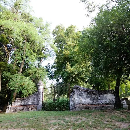 Panzió Le Logis Du Pressoir Chambre D'hotes Bed & Breakfast In Beautiful 18th Century Estate In The Heart Of The Loire Valley With Heated Pool And Extensive Grounds